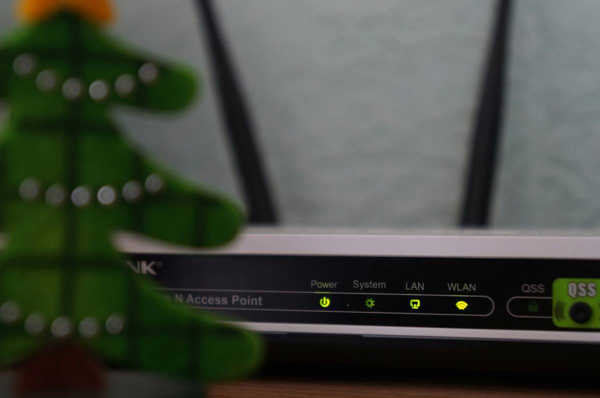 security for home network diagram showing firewall, encrypted Wi-Fi, and segmented IoT devices